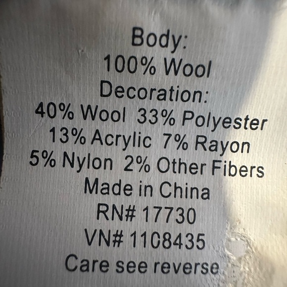 Elegant Wool Hat with Floral Accents - Picture 5 of 5